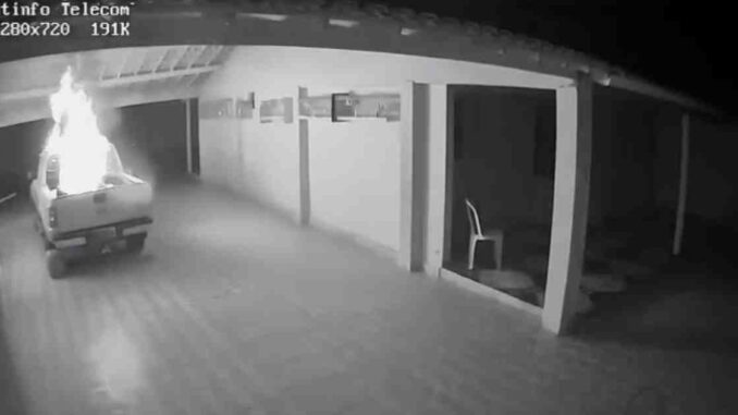 caminhonete-incendiada-ibotirama homem ateia fogo caminhonete, Ibotirama, Bahia