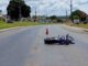 Motociclista morre após incidentes com carreta na BR-242, em Cristópolis. Acidente ocorreu neste sábado (15). Veja detalhes e o vídeo do momento do impacto.