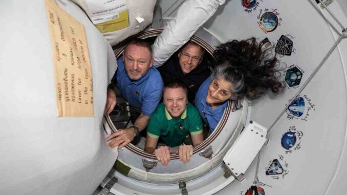retorno-astronautas A NASA transmite ao vivo o retorno da cápsula Dragon com quatro astronautas, incluindo Wilmore e Williams, que ficaram nove meses na ISS