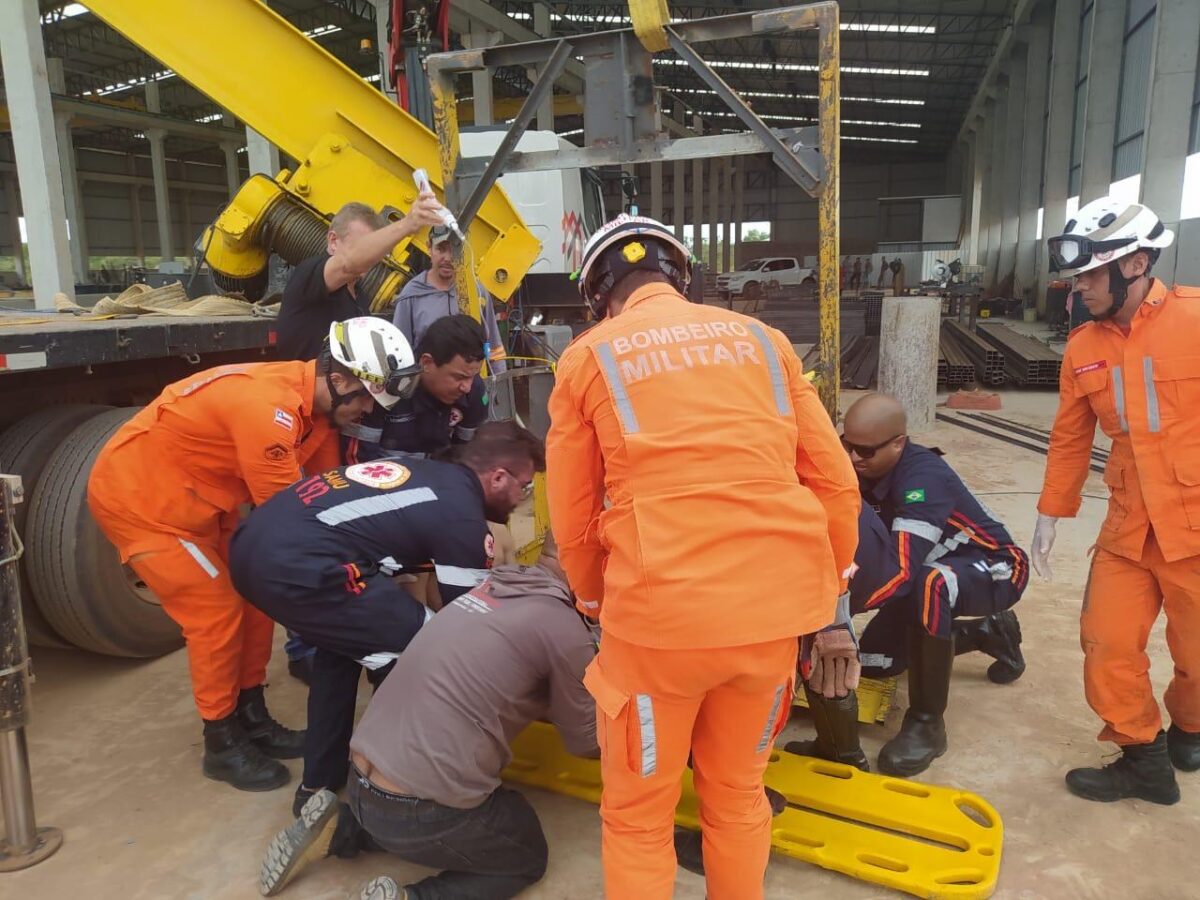 Bombeiros e SAMU resgatam trabalhador preso em estrutura metálica após acidente na BR-242, em Luís Eduardo Magalhães, Bahia