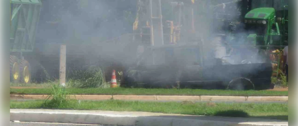 Carro pega fogo na BR-135 em Formosa do Rio Preto, Bahia