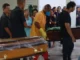 Sepultamento de vítimas de acidente na BR-242 é antecipado em Ruy Barbosa, Bahia, por decomposição de corpos e forte odor