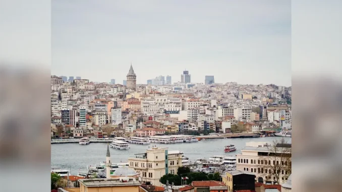 Moradores de Istambul evacuam prédios após terremoto.