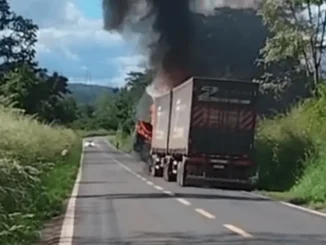 Carreta pega fogo BR-135, Riachão das Neves, Bahia