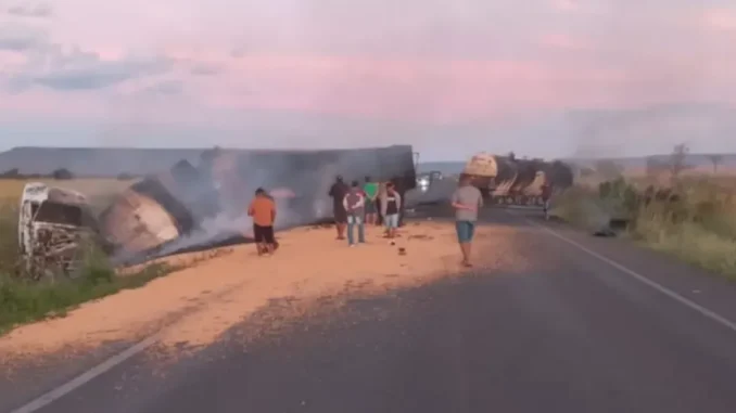 acidente-br-242-javi Colisão seguida de incêndio, acidente, BR-242, Javi, Muquém do São Francisco, Oeste da Bahia