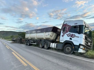 Compartimento de carreta tomba na BR-242 no Oeste da Bahia