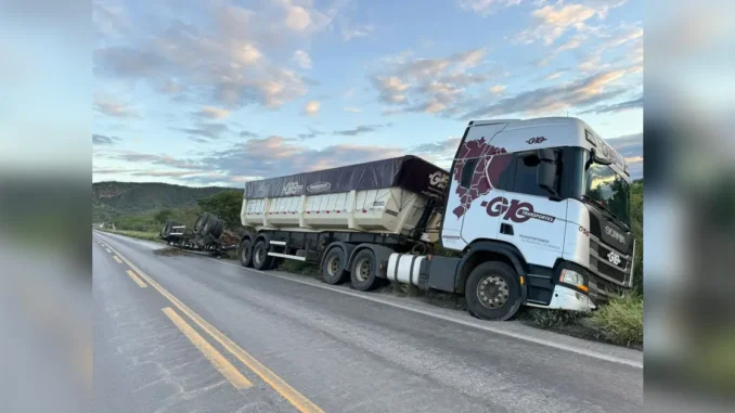 Compartimento de carreta tomba na BR-242 no Oeste da Bahia