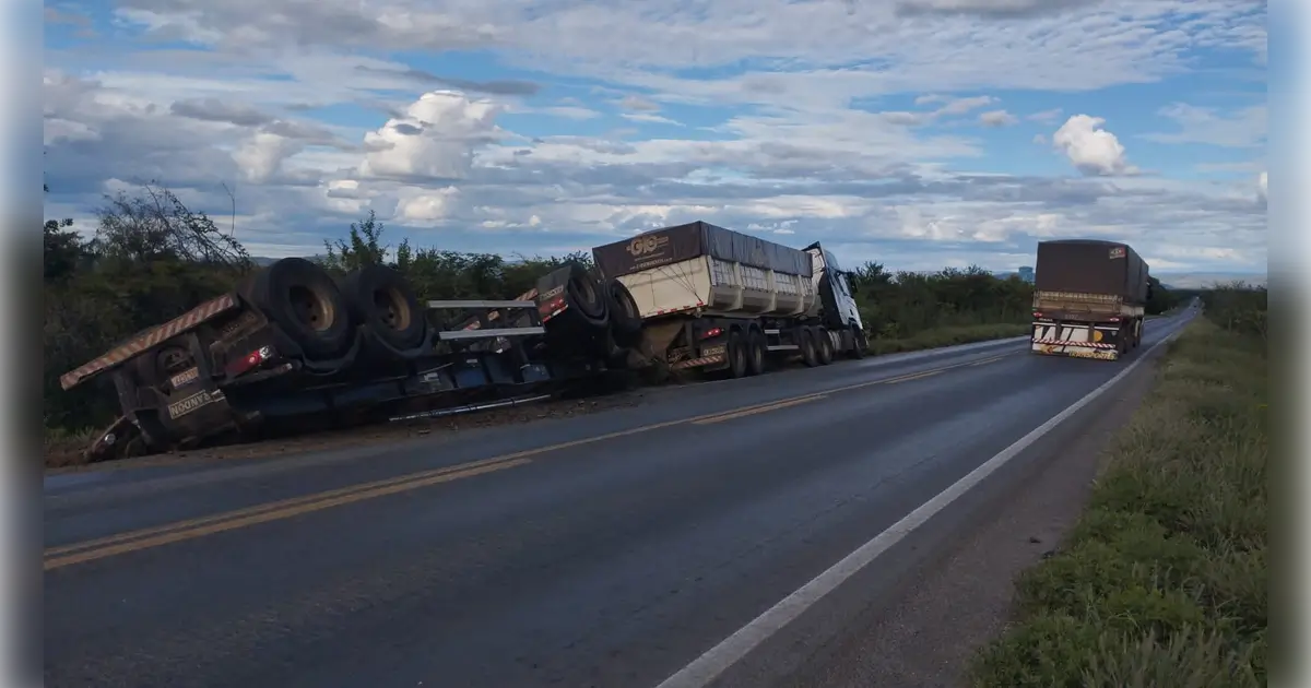 Compartimento de carreta tomba na BR-242 no Oeste da Bahia, acidente, muquém do são do francisco, bahia