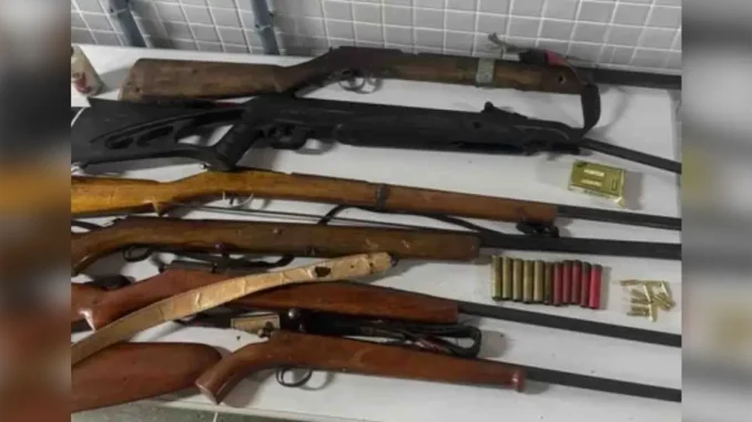 apreensao-armas-santaritadecassia (1) preso com espingardas em Santa Rita de Cássia, Bahia