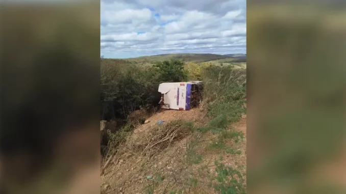 caminhao Vítima de acidente com ônibus em Mansidão, Bahia, Serra do Cercado, Santa Rita de Cássia, BA-351