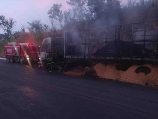 Incêndio veicular em carreta bitrem carregada com grão na BR-020, entre Luís Eduardo Magalhães e Distrito de Roda Velha, em São Desidério, Bahia