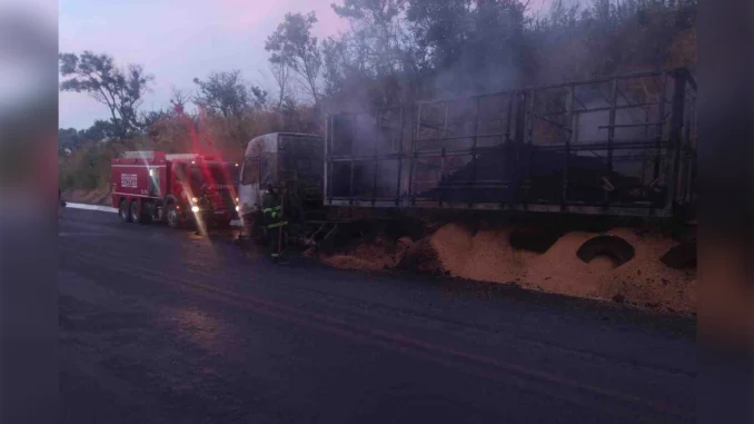 Incêndio veicular em carreta bitrem carregada com grão na BR-020, entre Luís Eduardo Magalhães e Distrito de Roda Velha, em São Desidério, Bahia