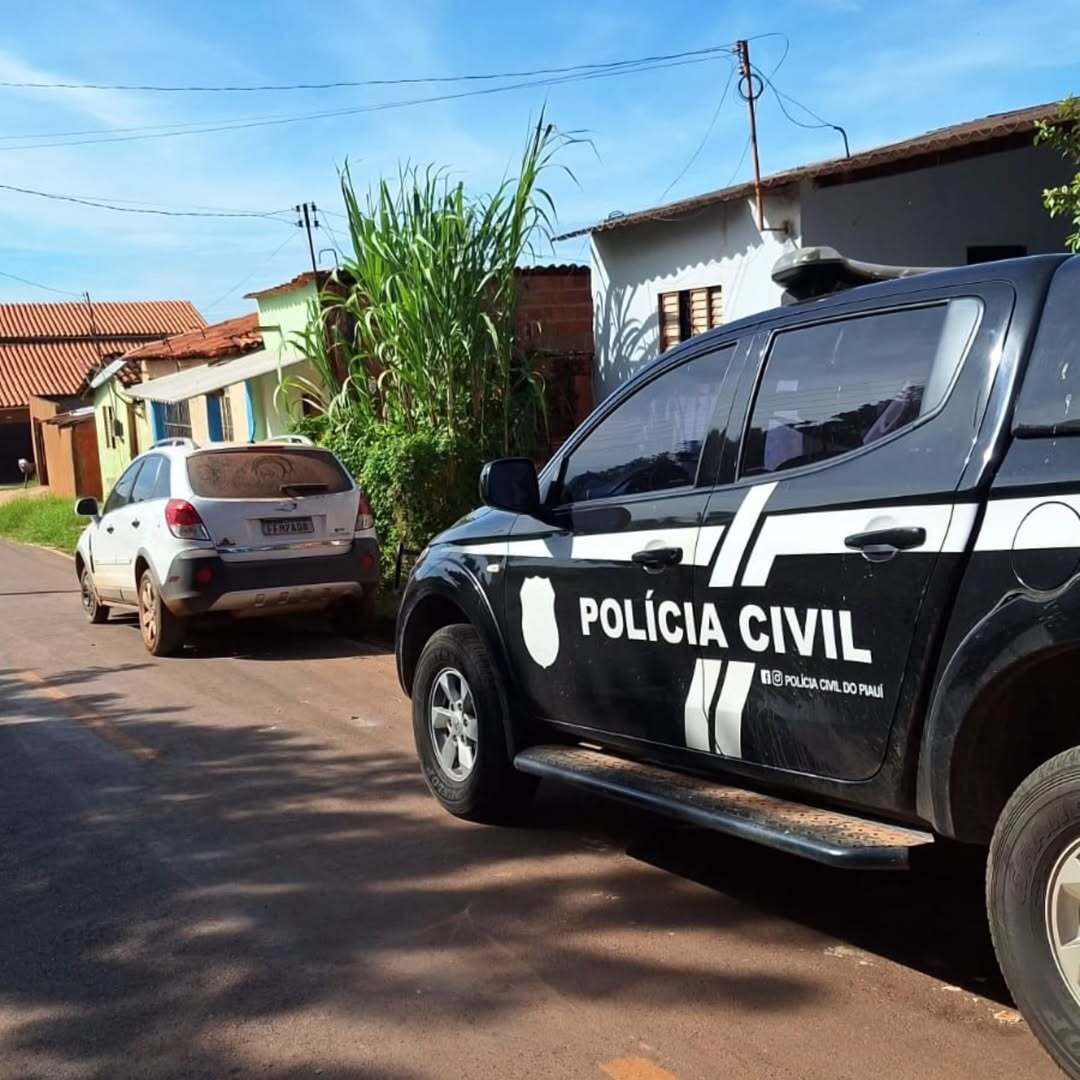 Viatura da Polícia Civil durante operação contra golpes em idosos