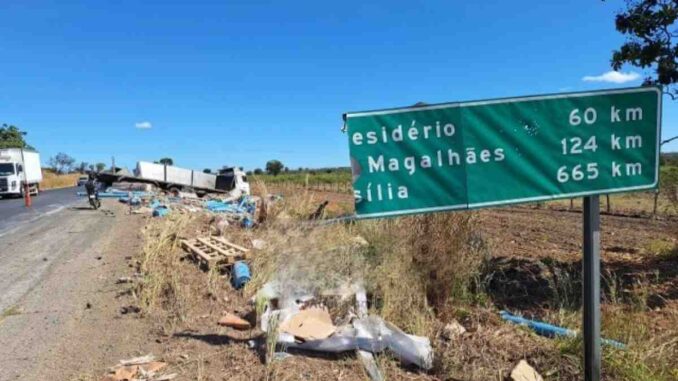 acidente-BR242-barreiras-bahia motorista morre br-242 barreiras, Acidente, BR-242, Barreiras, Bahia, Itarantim, motorista de itarantim morto em acidente