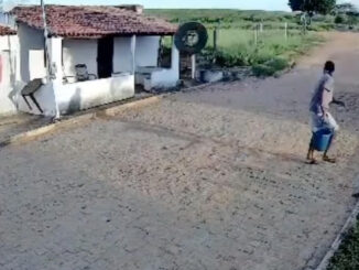pneu de carreta se soltou de um veículo em movimento e invadiu uma residência no povoado Lagoa do Mato, na zona rural de Jeremoabo, no nordeste da Bahia