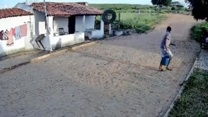 pneu-jeremoabo-bahia pneu de carreta se soltou de um veículo em movimento e invadiu uma residência no povoado Lagoa do Mato, na zona rural de Jeremoabo, no nordeste da Bahia