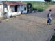 pneu de carreta se soltou de um veículo em movimento e invadiu uma residência no povoado Lagoa do Mato, na zona rural de Jeremoabo, no nordeste da Bahia