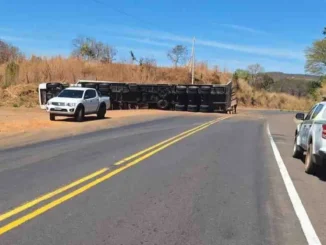 Acidente na BR-135 em Cristalândia, Piauí, tombamento de Carreta, no Sul do Piauí, Acidente, BR-135, povoado de Tabocal