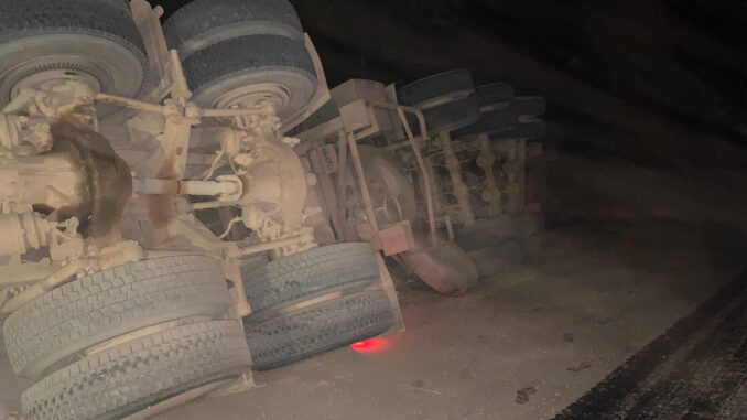 Carreta tomba na BR-135 em Formosa do Rio Preto, Acidente