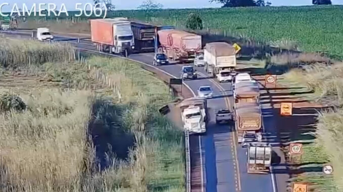 ultrapassagem-goiaฬs Ultrapassagem em rodovia de Goiรกs, BR-414, Polรญcia Rodoviรกria FEderal