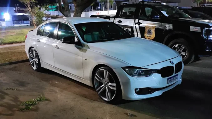BMW roubado recuperado no povoado de Baraúna em Barreiras, na Bahia