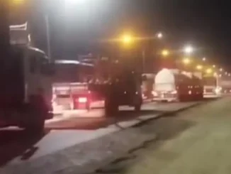 Caminhoneiro soterrado por carga de soja durante acidente na BR-324 em Amélia Rodrigues, na bahia
