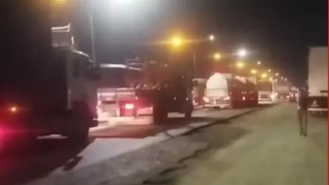 Caminhoneiro soterrado por carga de soja durante acidente na BR-324 em Amélia Rodrigues, na bahia