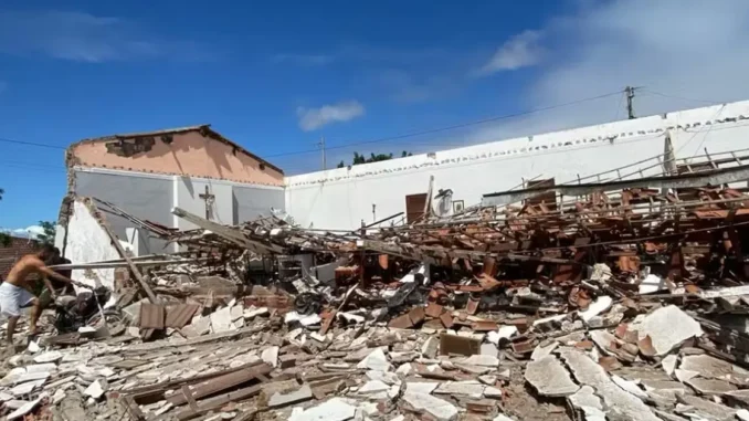 Capela Nossa Senhora de Fátima desabou na manhã deste sábado (23), por volta das 10h, no povoado de Tapera, em Conceição do Coité, na Bahia