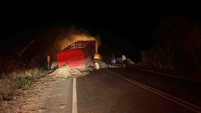 Carreta pega fogo e interdita BR-135 em Formosa do Rio Preto