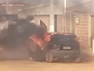 Carro pega fogo em Formosa do Rio Preto, na Bahia - Foto: Reprodução