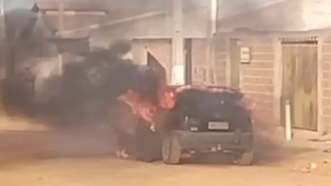 Carro pega fogo em Formosa do Rio Preto, na Bahia - Foto: Reprodução