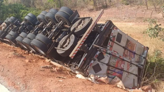 PRF prende motorista por embriaguez após tombamento na BR-135 em Corrente, Piauí