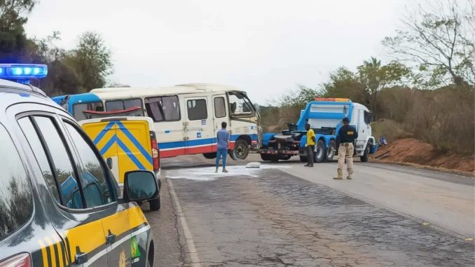 Acidente com micro-ônibus deixa feridos em Seabra, na Chapada Diamantina