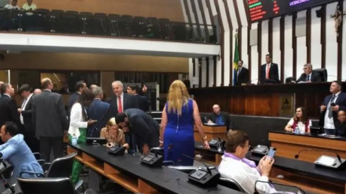 Assembleia Legislativa da Bahia (ALBA) aprova abono extraordinário para professores da rede estadual, precatórios