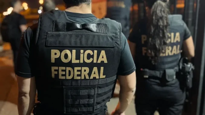 Polícia Federal afastou o prefeito de Riacho de Santana, Dr. João Vítor (PSD), e prendeu o prefeito de Wenceslau Guimarães, Gabriel de Parisio (MDB), durante a sétima fase da Operação Overclean.