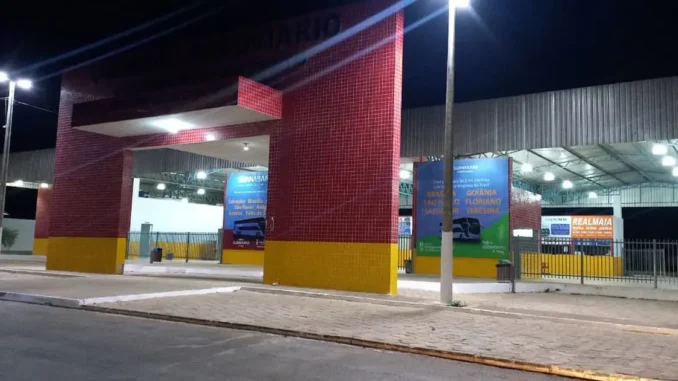 Motorista de ônibus da Viação Folha e Turismo é esfaqueado por passageiro em Formosa do Rio Preto, na Bahia