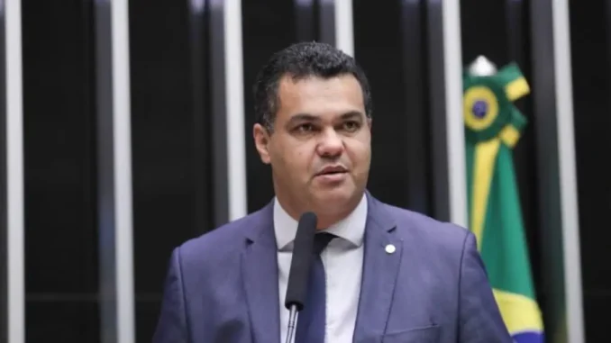 Polícia Federal (PF) aborda o deputado Dal Barreto no aeroporto de Salvador e apreende celular na 6ª fase da Operação Overclean