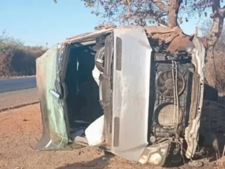 Van com passageiros tomba após ser atingida por pneu de carreta na BR-242