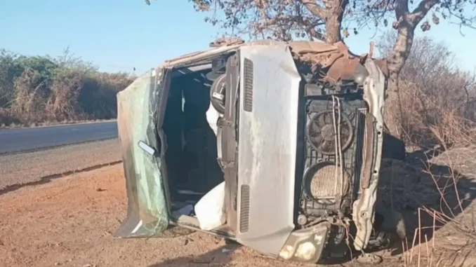 Van com passageiros tomba após ser atingida por pneu de carreta na BR-242