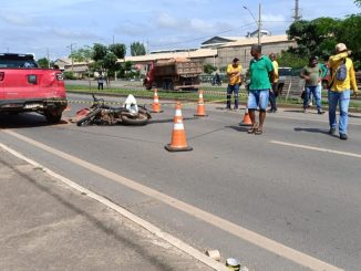 Acidente na BR-242 em Luís Eduardo Magalhães envolvendo motocicleta e Fiat Toro no trecho urbano da rodovia