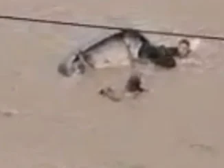 enxurrada Vitória da Conquista arrasta carro durante chuva