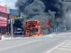 Incêndio destrói ônibus em Barreiras, no Oeste da Bahia, perto da feira livre