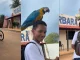 Vídeo em Formosa do Rio Preto com arara pousada na cabeça de jovem viraliza e ganha repercussão nacional