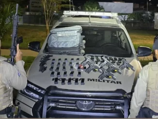 mulher presa com armas em ônibus na Bahia