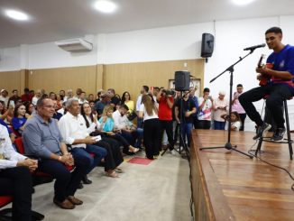 Fachada externa da nova escola estadual em Jaborandi com cores vibrantes e arquitetura moderna.