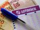 Close-up de um volante de apostas da Lotofácil com números marcados