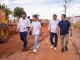 Prefeito Junior Marabá acompanha obras de pavimentação durante vistoria em rua de Luís Eduardo Magalhães
