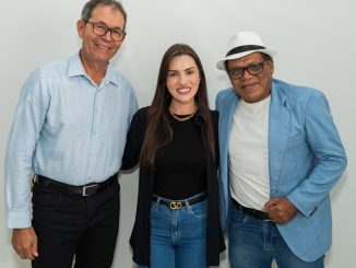 Cinthya Marabá posa ao lado dos vereadores Hipólito e Valdimiro após anúncio de apoio à pré-candidatura em Barreiras.