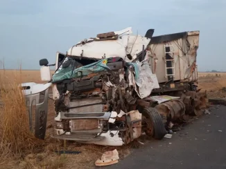 Colisão frontal entre carretas na BR-242, no Oeste da Bahia