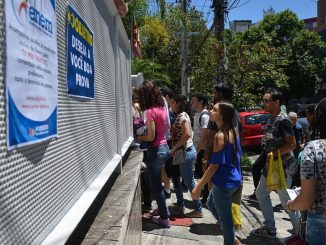 Candidatos em local de prova de exame nacional, ilustrando a Prova Nacional Docente no oeste da Bahia